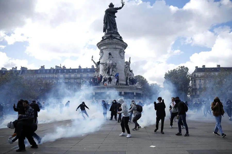 Francia vive una jornada de protestas masivas por el costo de vida y registra más de 1,200 detenciones